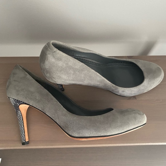Brooks Brothers suede leather pumps